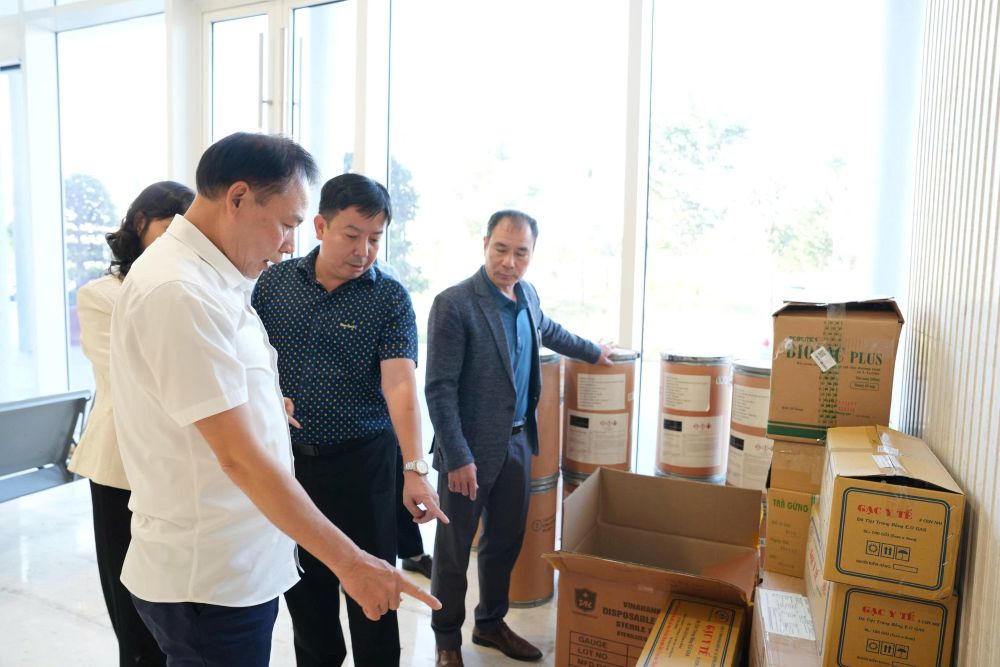 Giám đốc Sở Y tế TP Hải Phòng kiểm tra thuốc, vật tư hóa chất trước khi hỗ trợ cho tỉnh Đắk Lắk. Ảnh: VD. 