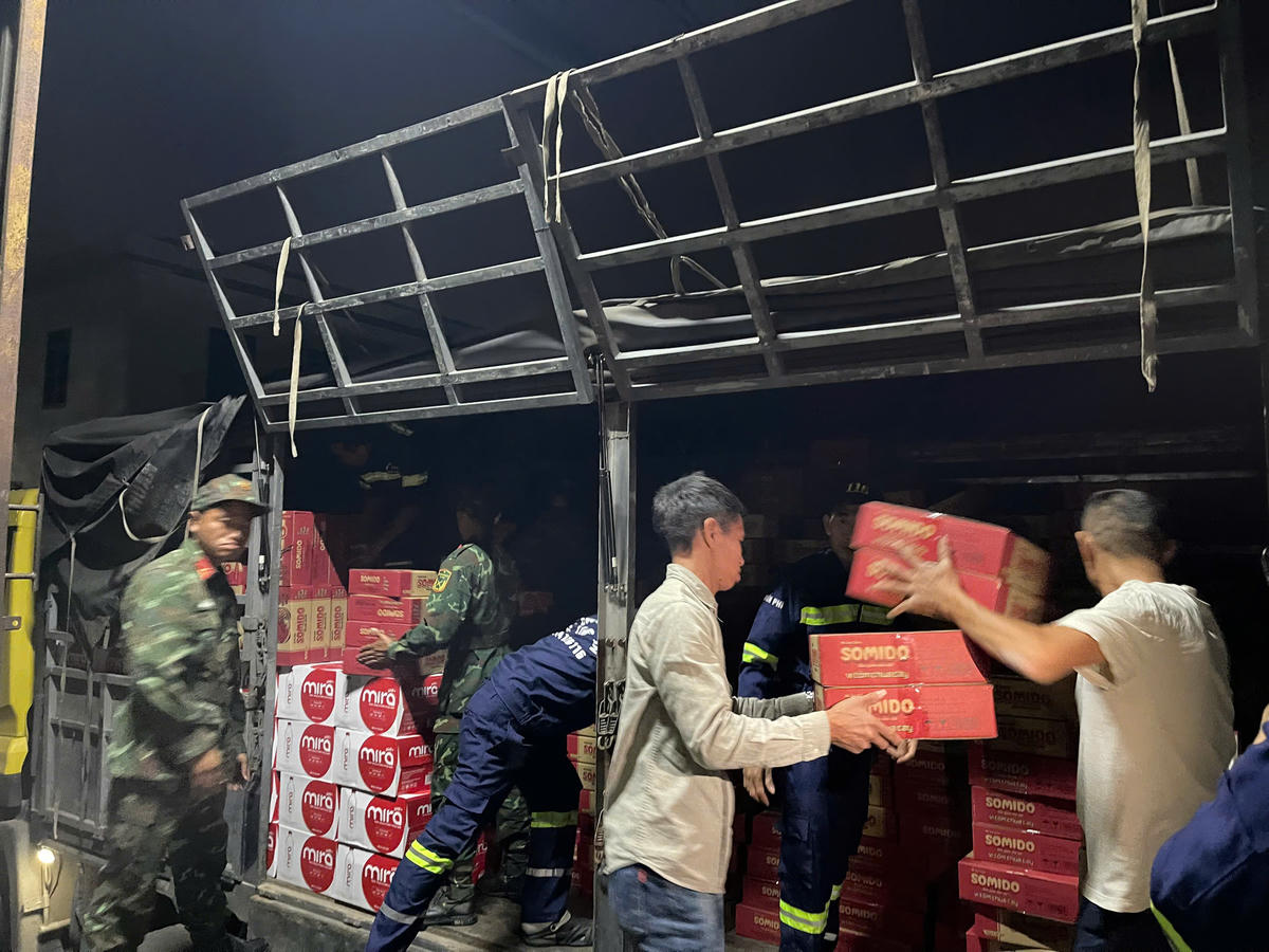 Ngay trong đêm 21/11, nhu yếu phẩm từ khắp nơi đã được huy động.