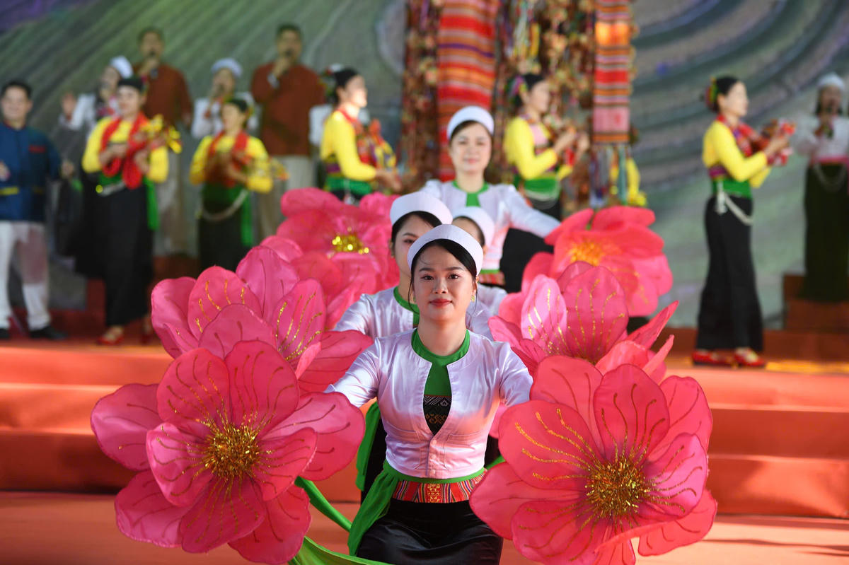 Điệu múa hoa của người Mường đến từ Hà Nội. Ảnh: Phạm Sỹ.
