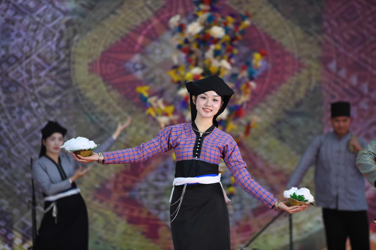 Phụ nữ Mường đến từ Sơn La, duyên dáng trong trang phục truyền thống. Ảnh: Phạm Sỹ.