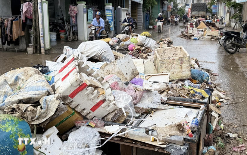 Hàng trăm tấn rác trôi dạt trong vùng ngập lũ của phường Tuy Hòa. (Ảnh: Tường Quân/TTXVN).