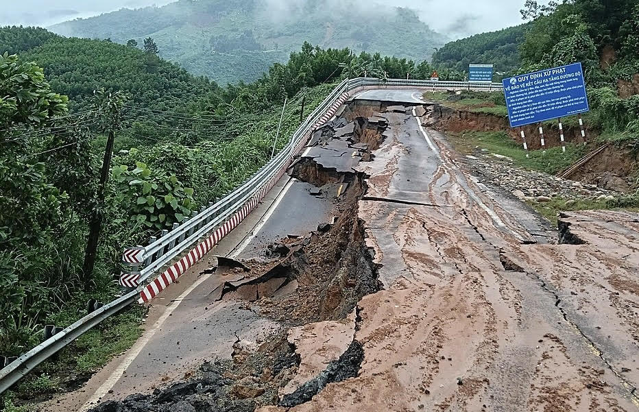 Đèo Khánh Lê vẫn còn nhiều đoạn hư hỏng nặng chưa thể khắc phục sớm được