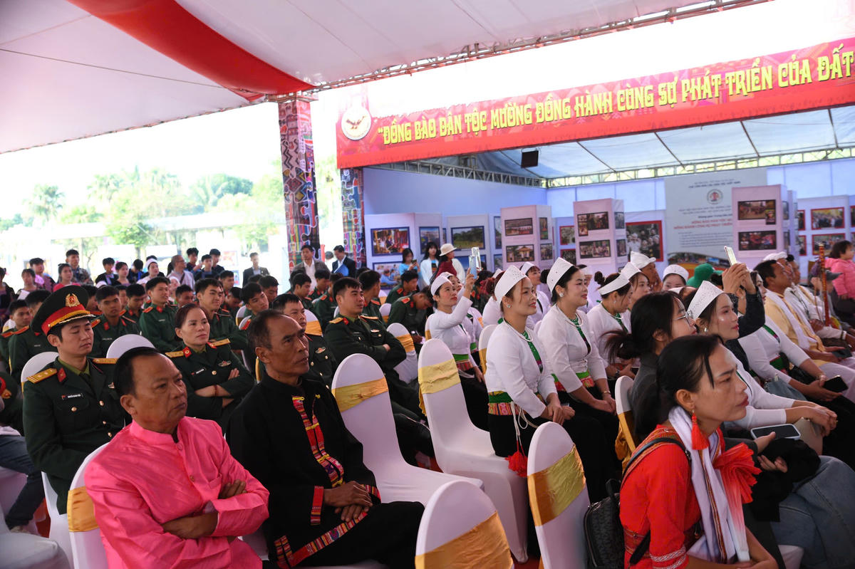 Ngày hội thu hút đông đảo đồng bào và du khách tham dự. Ảnh: Phạm Sỹ.