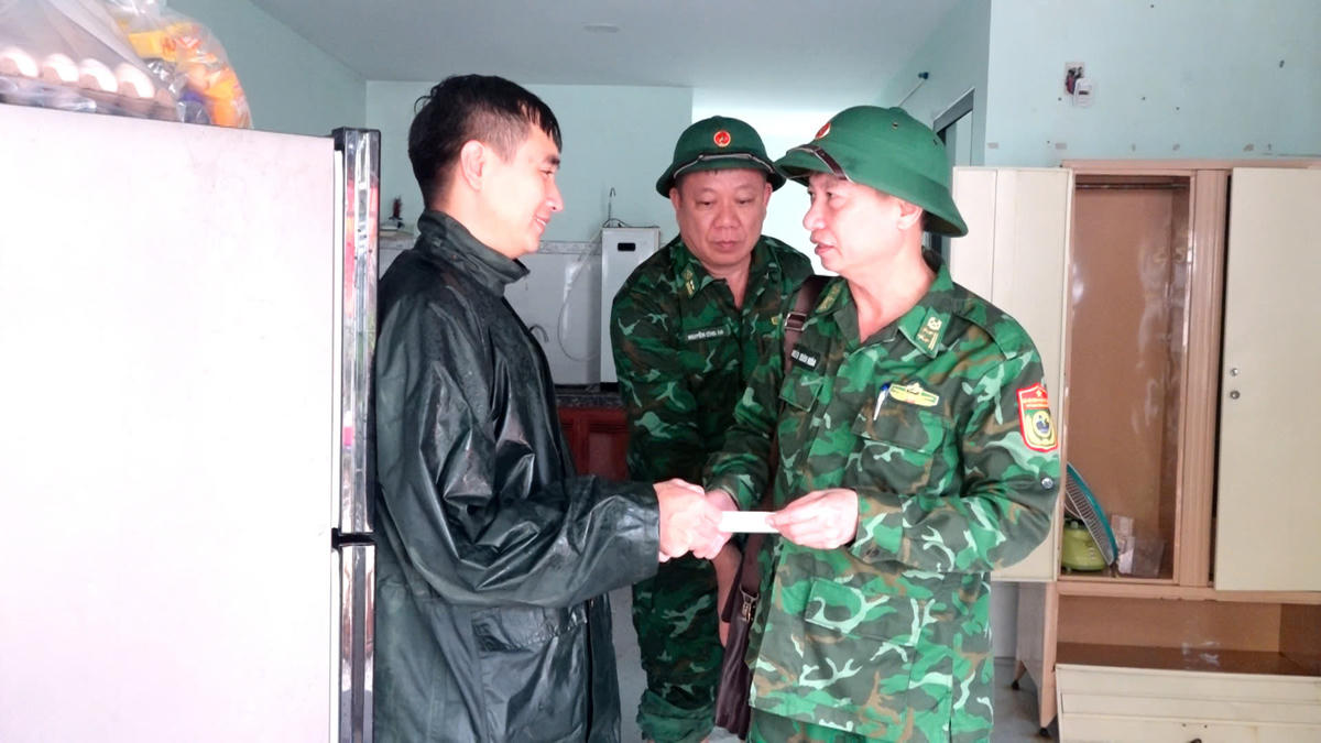 Chính ủy Bộ đội Biên phòng tỉnh Khánh Hòa thăm, động viên gia đình quân nhân bị thiệt hại do mưa lũ