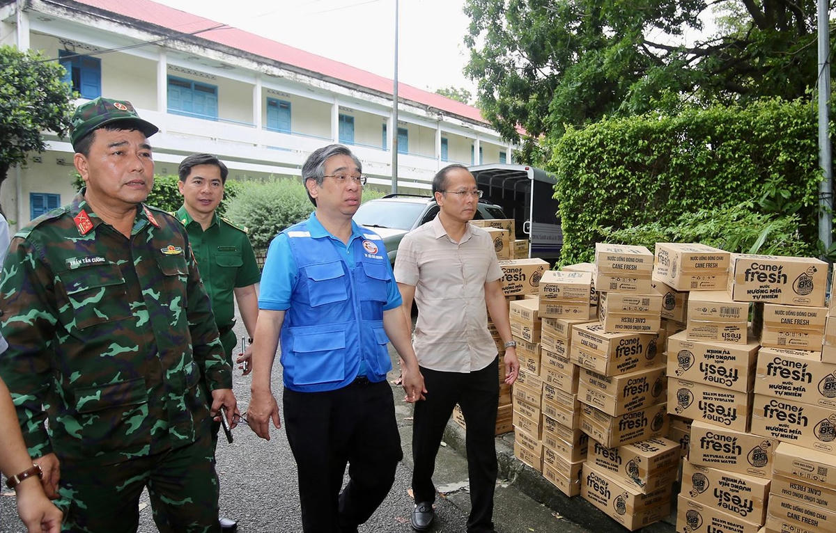 Ông Nguyễn Khắc Hà, Phó Bí thư Tỉnh ủy, Chủ tịch Ủy ban MTTQ Việt Nam tỉnh Khánh Hòa và ông Nguyễn Phước Lộc, Phó Bí thư Thành ủy, Chủ tịch Ủy ban MTTQ Việt Nam TP. Hồ Chí Minh đến thăm khu vực bếp ăn dã chiến tại Trường Đại học Nha Trang (tỉnh Khánh Hòa). (ảnh X.H)