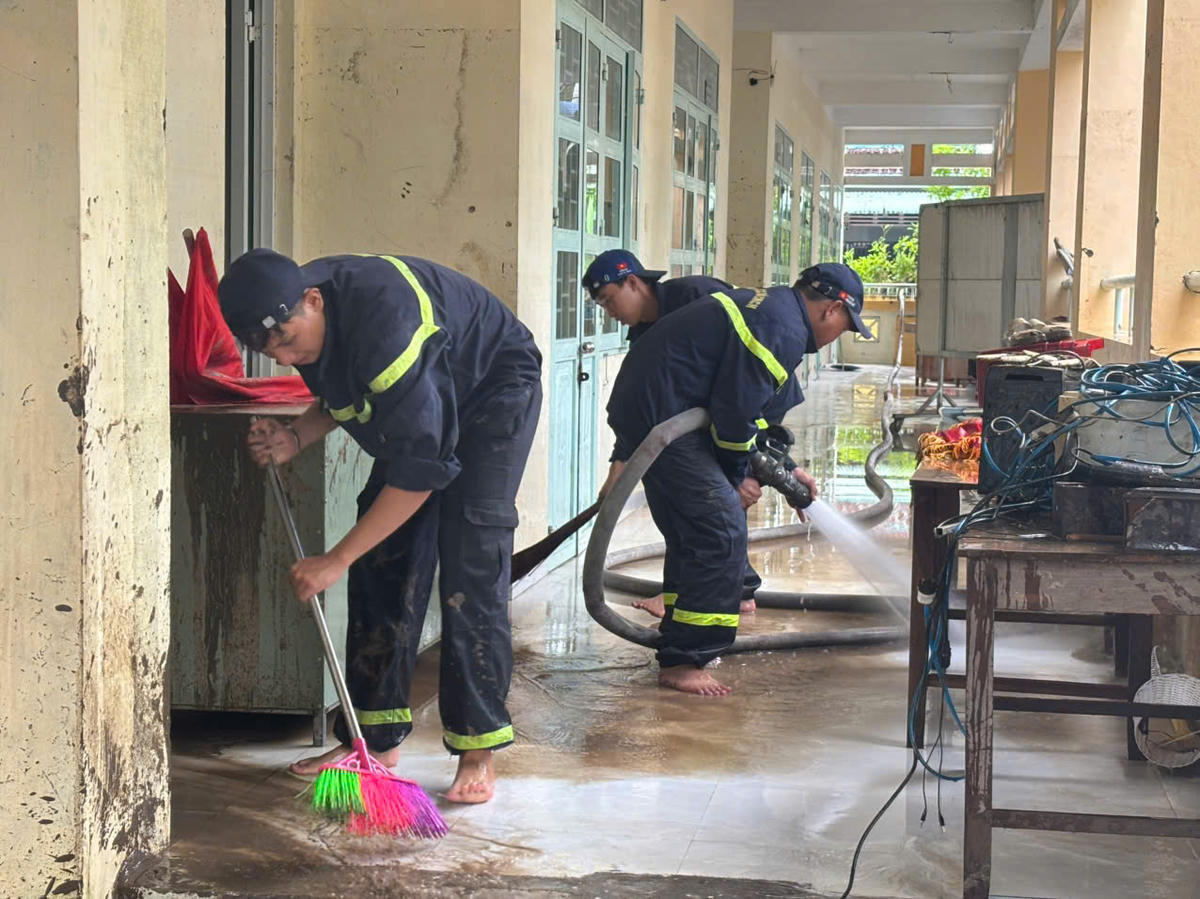 Phòng Cảnh sát PCCC&CNCH khẩn trương triển khai lực lượng, phương tiện chi viện hỗ trợ Công an tỉnh Đắk Lắk (khu vực tỉnh Phú Yên cũ). Ảnh: CATP cung cấp.