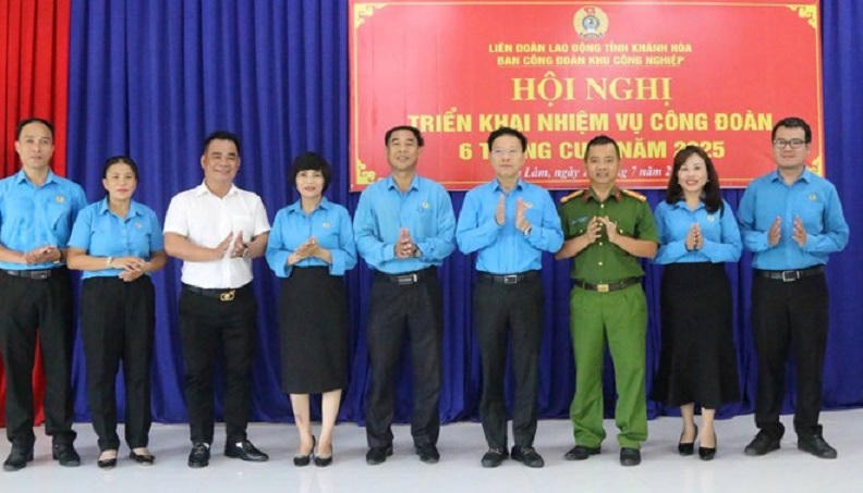 Ra mắt Ban Công đoàn Khu Công nghiệp tinh Khánh Hòa. Ảnh: Phương Linh