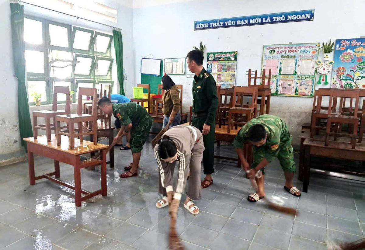 Bộ đội Biên phòng Khánh Hòa hỗ trợ các trường học sắp xếp lại bàn ghế. Ảnh: Văn Tân.