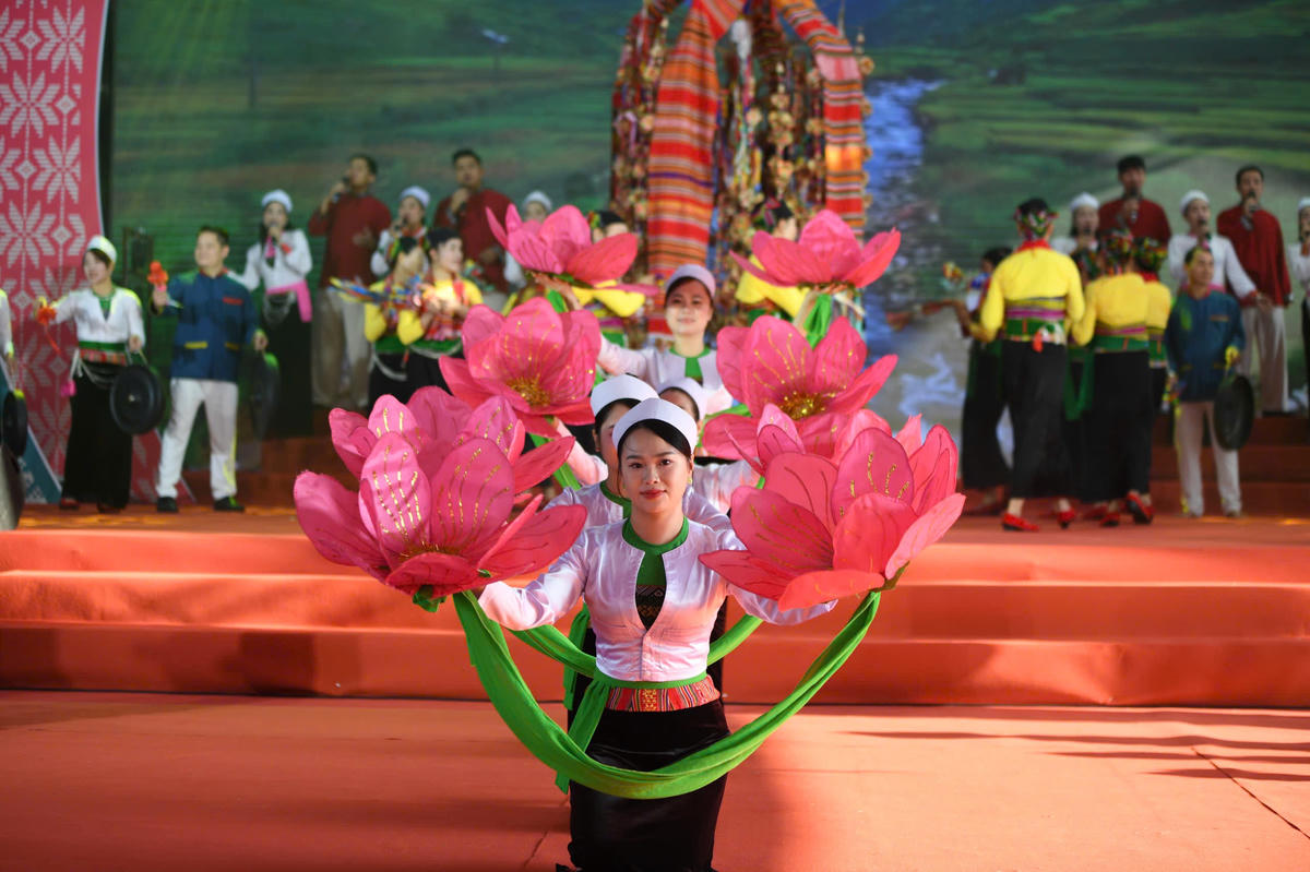 Biểu diễn nghệ thuật trong ngày hội. Ảnh: Phạm Sỹ.