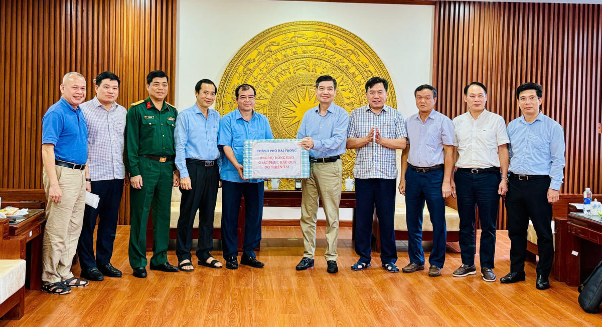 Phó Chủ tịch UBND TP Hải Phòng Nguyễn Minh Hùng trao kinh phí hỗ trợ 40 tỷ ủng hộ tỉnh Đắk Lắk khắc phục hậu quả mưa lũ ngày 23/11/2025. Ảnh: CTV. 