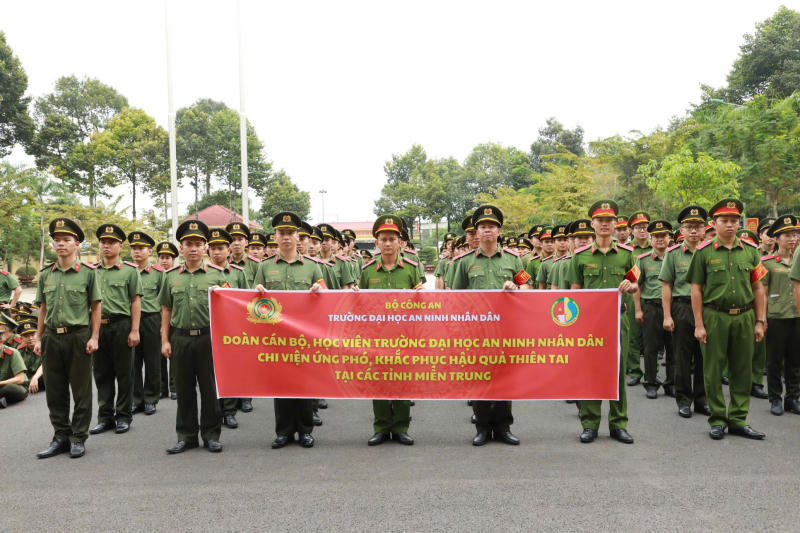 Trường ĐH An ninh nhân dân tổ chức Lễ xuất quân Đoàn công tác tham gia khắc phục hậu quả mưa lũ tại miền Trung. Ảnh: Đức Mừng.