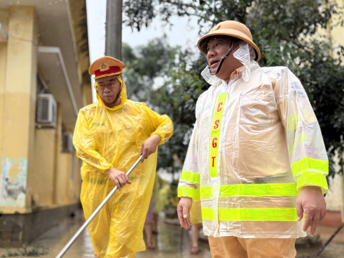 TP Hồ Chí Minh: Lực lượng công an lên đường vào vùng lũ hỗ trợ người dân