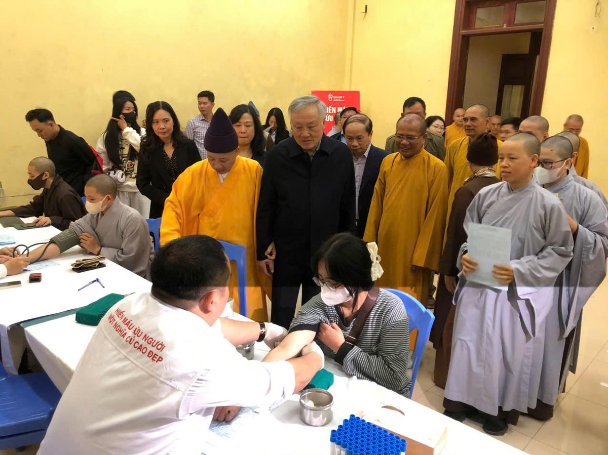 Ngày hội "Hiến máu cứu người - hành Bồ Tát đạo" thu hút hàng nghìn tăng ni, Phật tử và người dân tham gia.