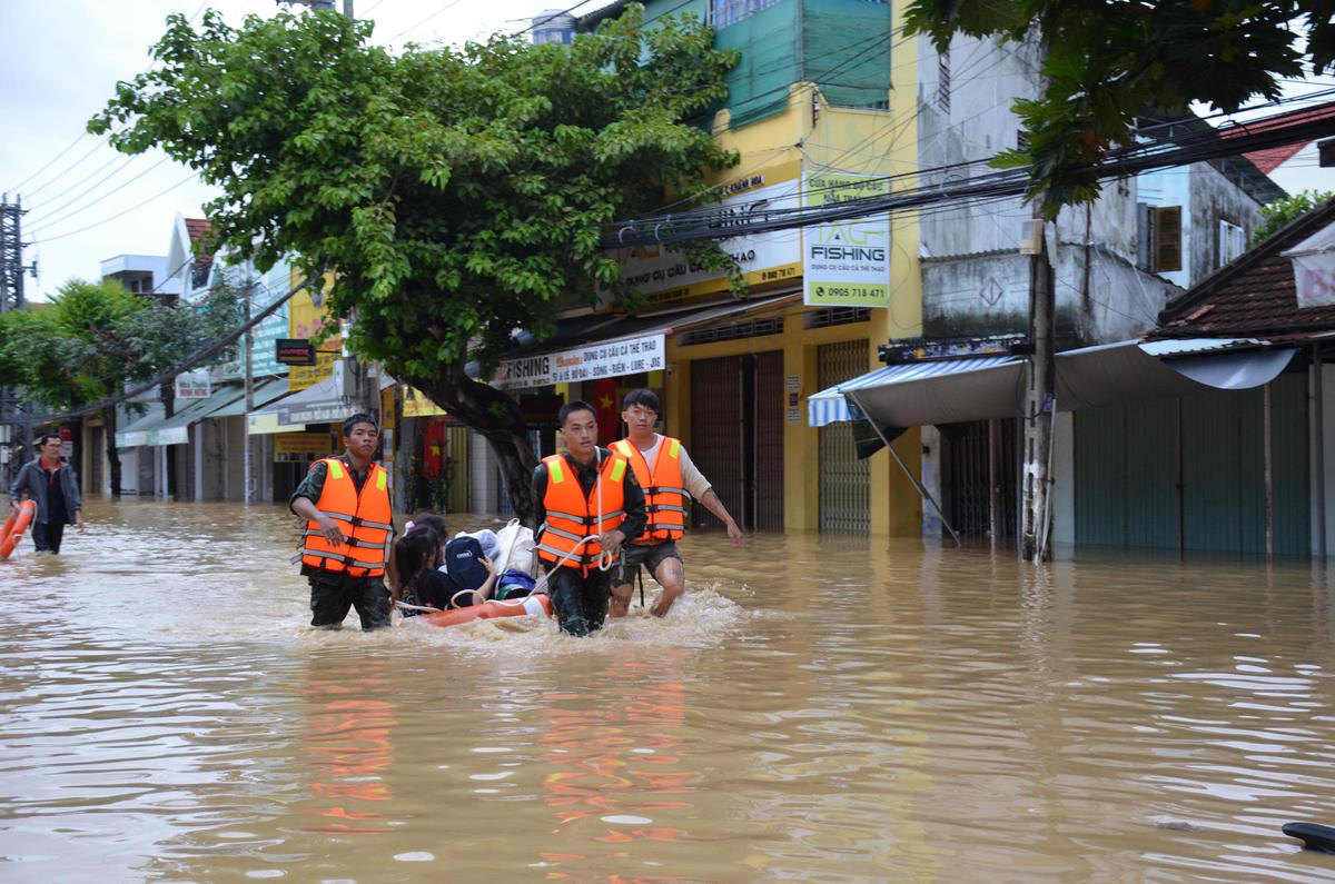 Lực lương vũ trang đang giúp người dân ra khỏi vũng ngập lũ (ảnh Thùy Trang)