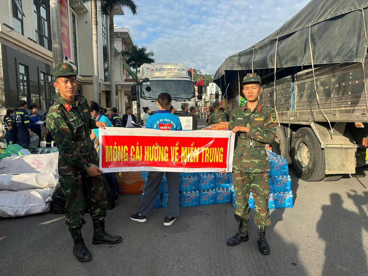 Khắp nơi trên địa bàn tỉnh dồn sức, tiền, vật phẩm cho đồng bào vùng mưa lũ.