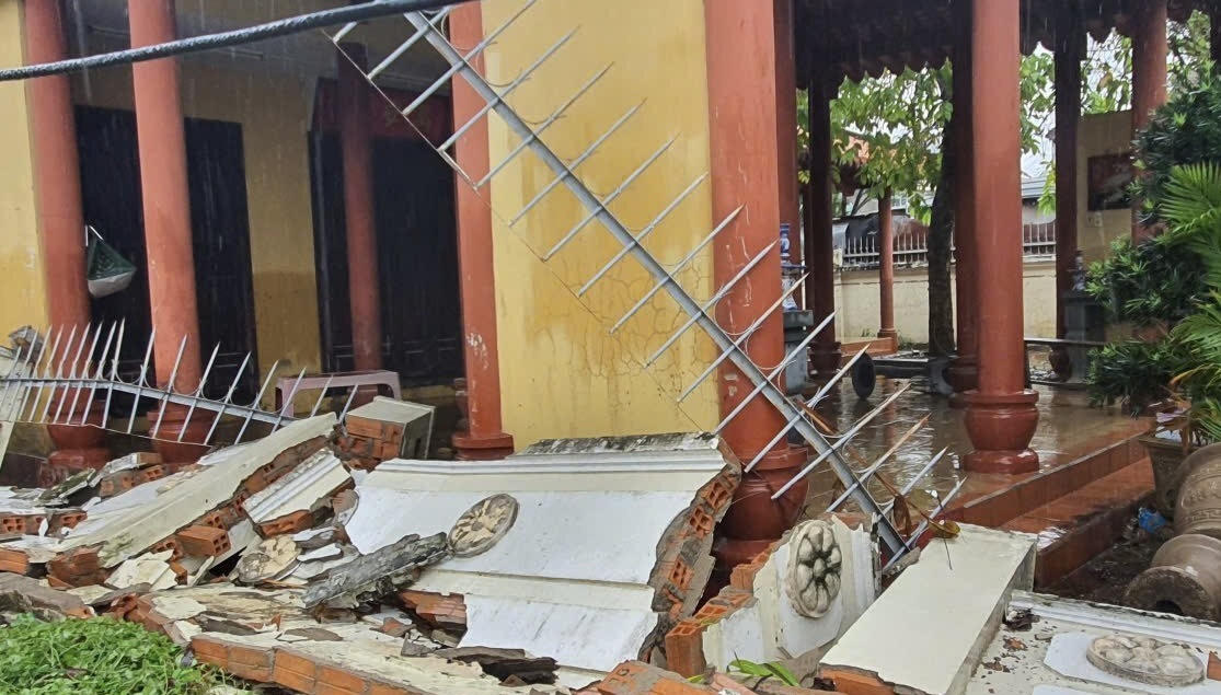 Căn nhà bị sập đỏ do mjuwa lũ vừa qua ở Khánh Hòa (ảnh Thùy Trang)