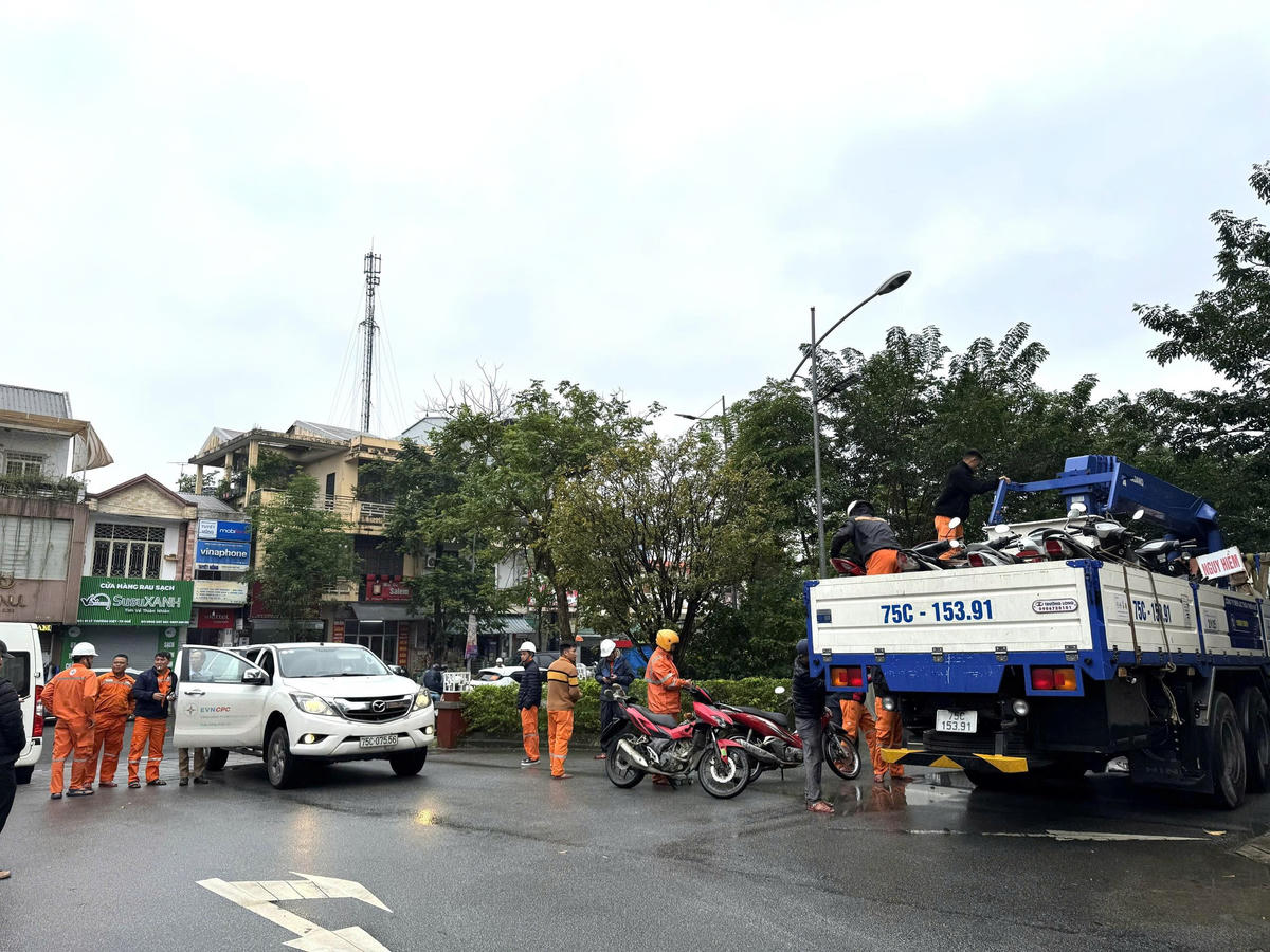 Điện lực thành phố Huế cử Đội xung kích lên đường hỗ trợ Đắk Lắk khắc phục lưới điện do mưa lũ gây ra. Ảnh: Đ.L.