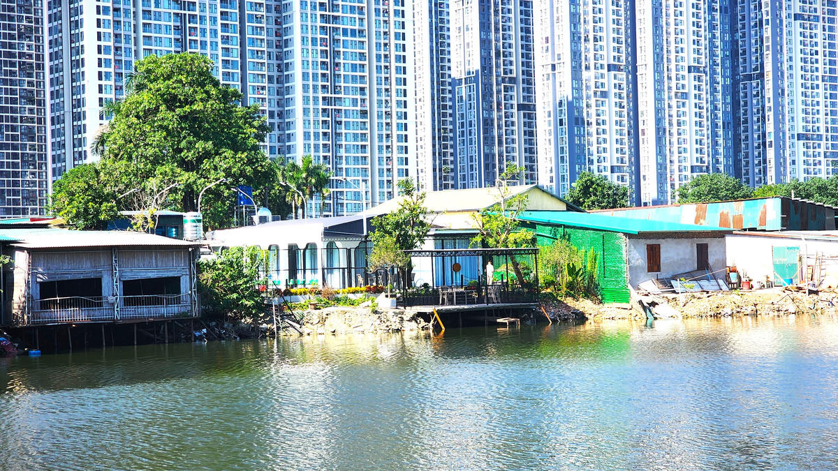 Công trình xây chòi trên mặt nước, lấn hồ Cầu Cốc nhưng vẫn chưa bị UBND phường Tây Mỗ xử lý dứt điểm. Ảnh: G.B.