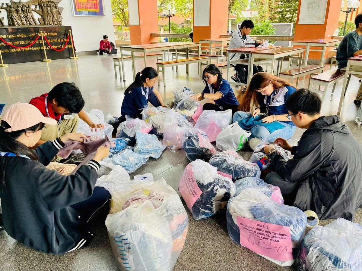 Sinh viên tiếp nhận, phân loại các vật phẩm ủng hộ để gửi tới người dân vùng lũ.&nbsp; &nbsp; &nbsp; &nbsp; &nbsp; &nbsp; &nbsp; &nbsp; &nbsp; &nbsp; Ảnh: Trường ĐH Khoa học Tự nhiên (ĐH Quốc gia TPHCM)