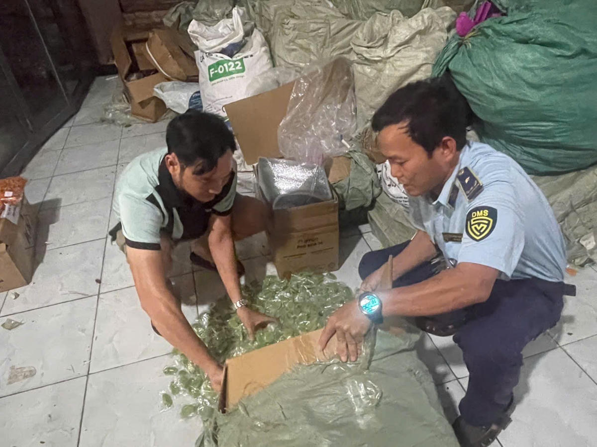 Lực lượng Quản lý Thị trường TPHCM phát hiện lượng lớn kẹo không rõ nguồn gốc. Ảnh: QLTT.
