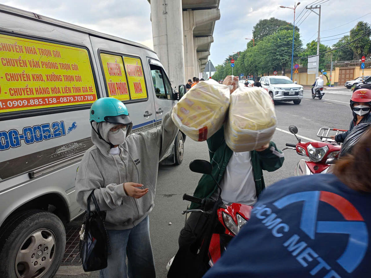 Người dân ở TP Hồ Chí Minh đem hàng hoá tới nhà ga metro gửi đi miền Trung. Ảnh: M.T.