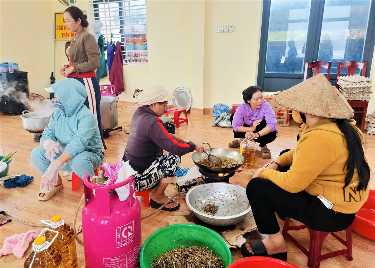 Người dân làng chài thôn Phước Thiện 1 rim cá khô gửi đồng bào vùng lũ lụt. Ảnh: CV.