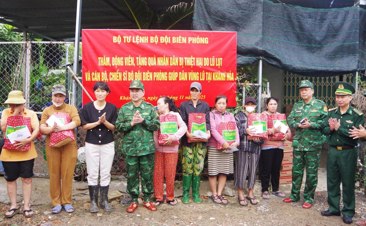 Thiếu tướng Võ Tiến Nghị trao quà cho các hộ dân tại thôn Vĩnh Xuân, phường Nam Nha Trang. Ảnh: Văn Tân.