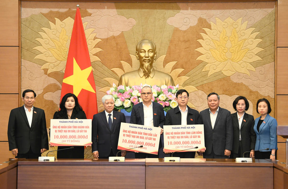 Thành phố Hà Nội trao hỗ trợ cho 3 địa phương để khắc phục hậu quả lũ lụt. Ảnh: Như Ý