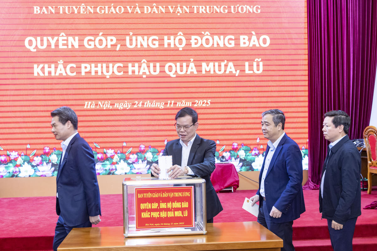 Lãnh đạo Ban Tuyên giáo và Dân vận Trung ương quyên góp, ủng hộ đồng bào khắc phục hậu quả mưa lũ. Ảnh: Quang Vinh.