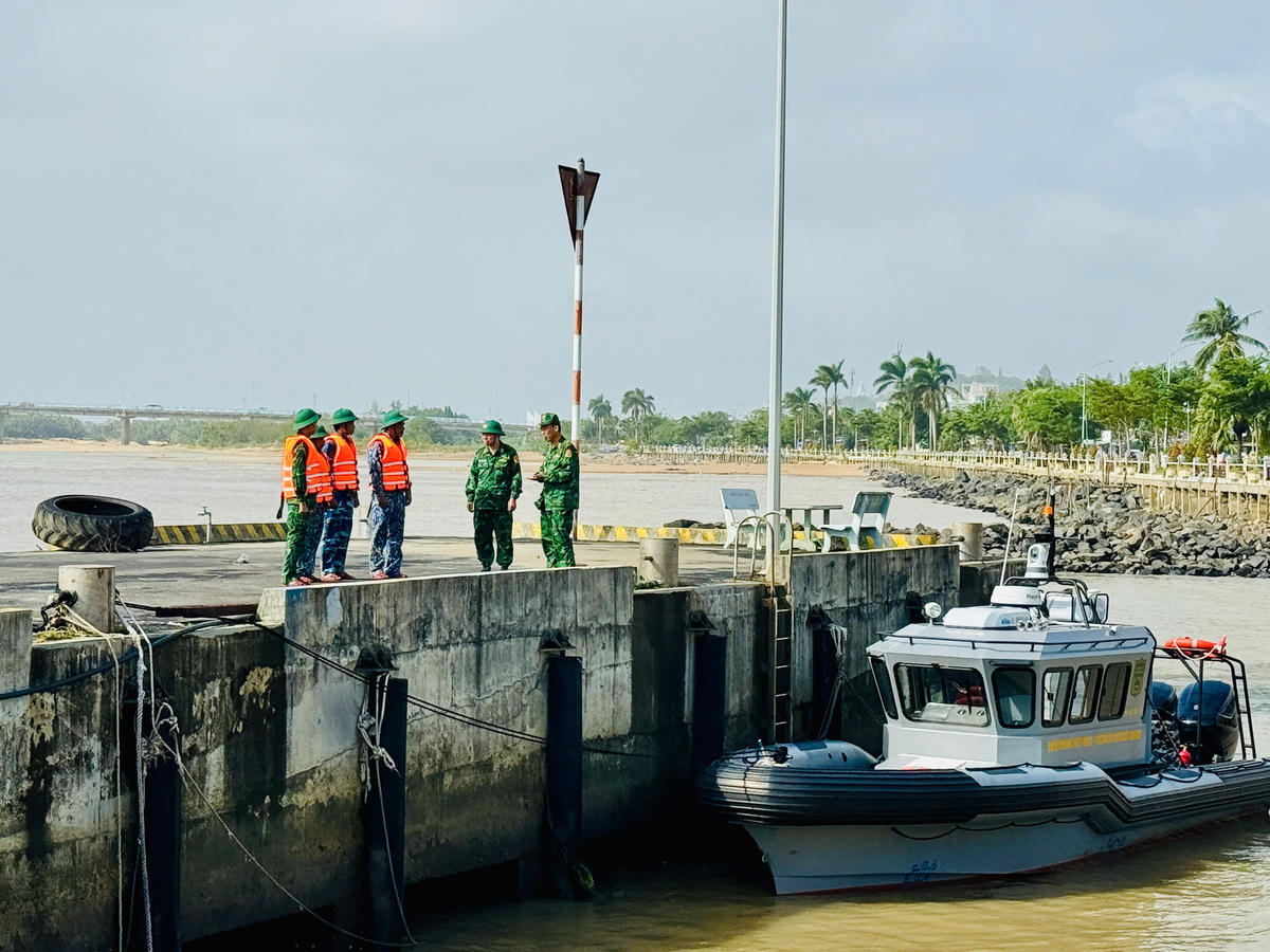 Đại tá Nguyễn Công Tuấn, Phó Chỉ huy trưởng - Tham mưu trưởng Ban chỉ huy BĐBP tỉnh Đắk Lắk đang triển khai lực lượng tìm kiếm người mất tích. Ảnh: Thanh Nga.