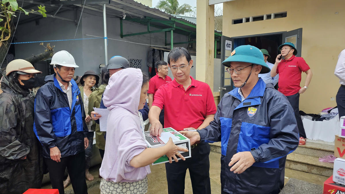 Agribank giảm tới 2%/năm lãi suất cho vay hỗ trợ khách hàng bị thiệt hại do bão số 12, 13 và mưa lũ