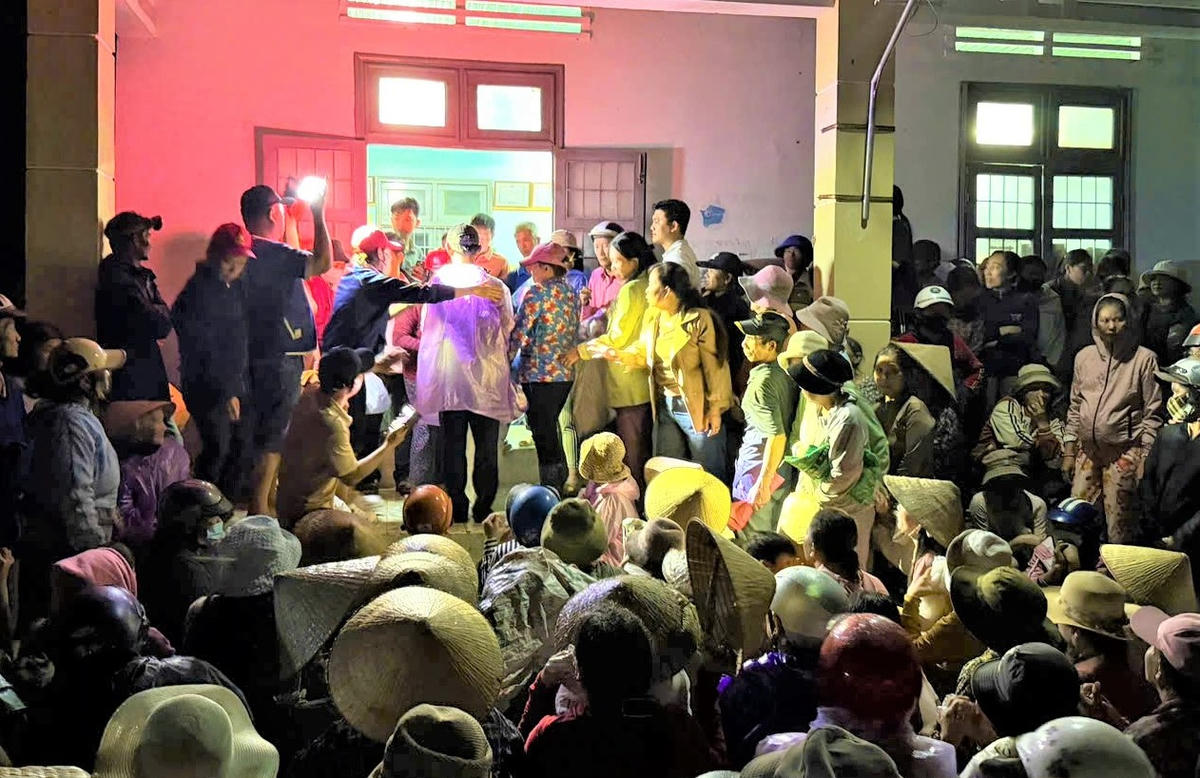 Nhóm thiện nguyện Team Yêu Gò Nổi tặng quà người dân xã Đồng Xuân, tỉnh Đắk Lắk. Ảnh: CV.