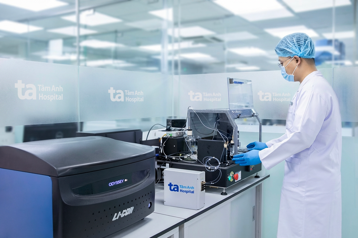 Kỹ thuật viên Trung tâm Xét nghiệm, BVĐK Tâm Anh vận hành hệ thống BioDot (Mỹ) thực hiện kỹ thuật Q-MAC giúp tìm kháng thể virus viêm gan D, tác nhân có thể gây ung thư gan. Ảnh: BVĐK Tâm Anh