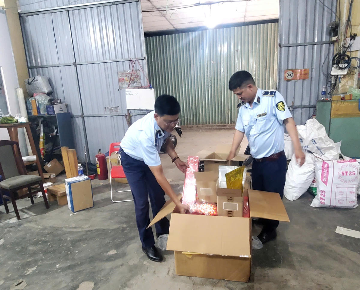 Đội QLTT số 14 kiểm tra một cơ sở kinh doanh hàng hoá không có nguồn gốc, xuất xứ. Ảnh: P.Lan.