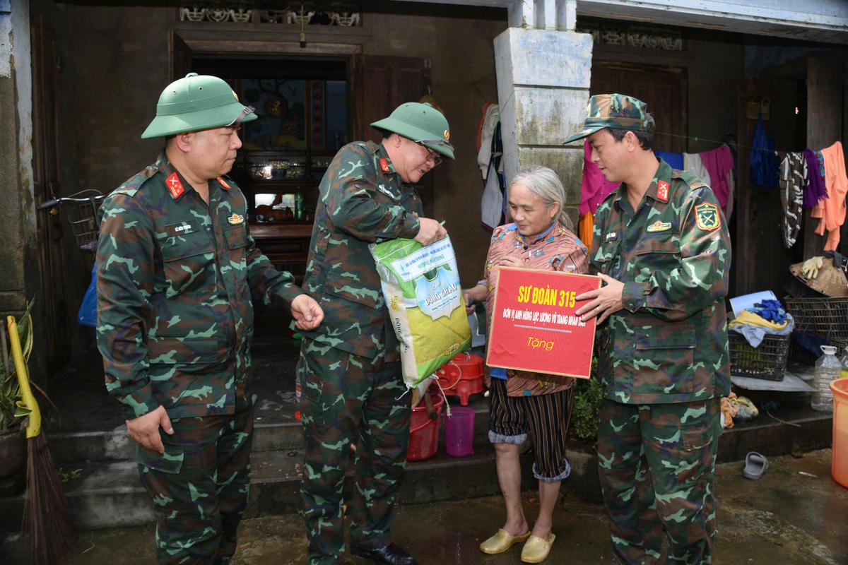 Đoàn công tác thăm gia đình có hoàn cảnh đặc biệt khó khăn, bị ảnh hưởng nặng nề do lũ lụt. (ảnh Đ.S)

