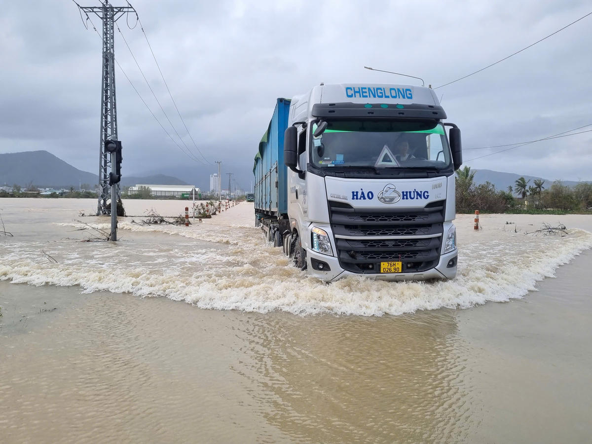 Đoạn đường Điện Biên Phủ, phường Quy Nhơn Đông ngập nước. Ảnh: CV.