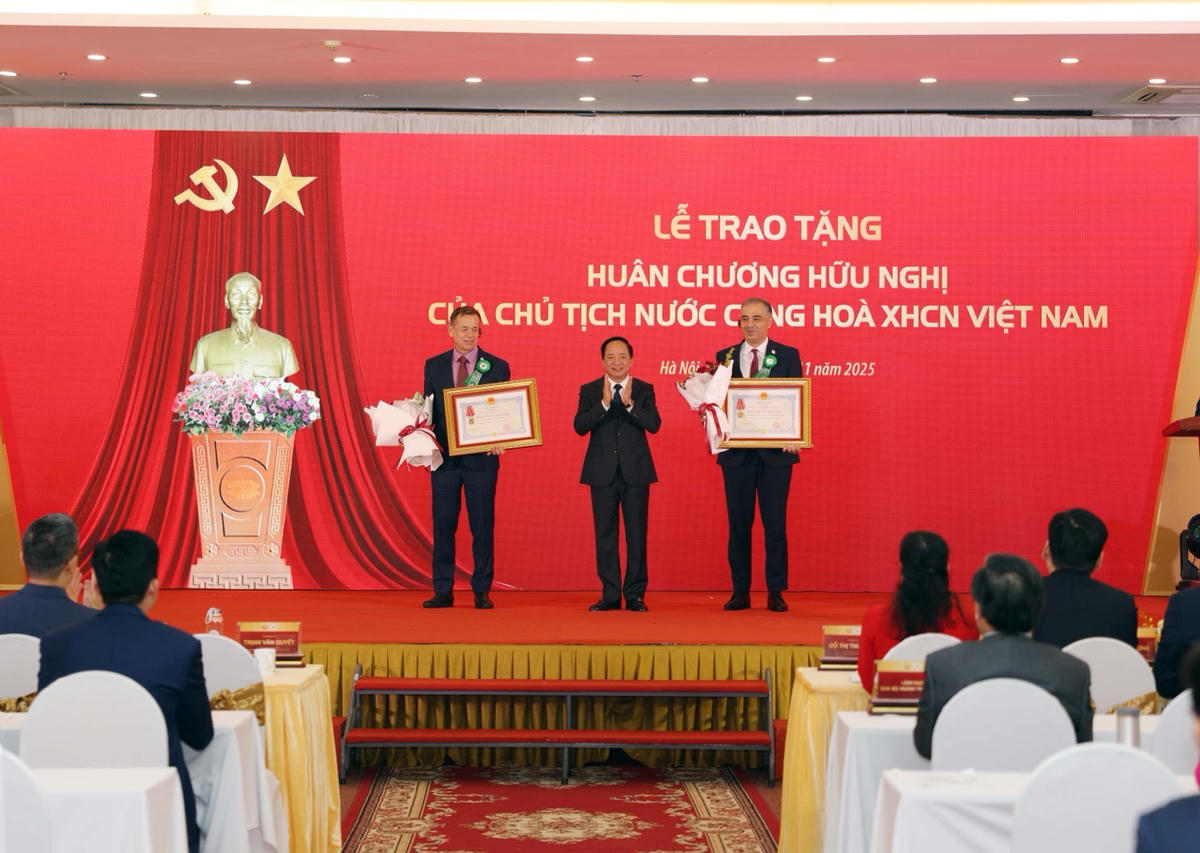 Bí thư Trung ương Đảng, Trưởng ban Tuyên giáo và Dân vận Trung ương Trịnh Văn Quyết, trao Huân chương Hữu nghị của Chủ tịch nước cho các tổ chức và cá nhân tiêu biểu.