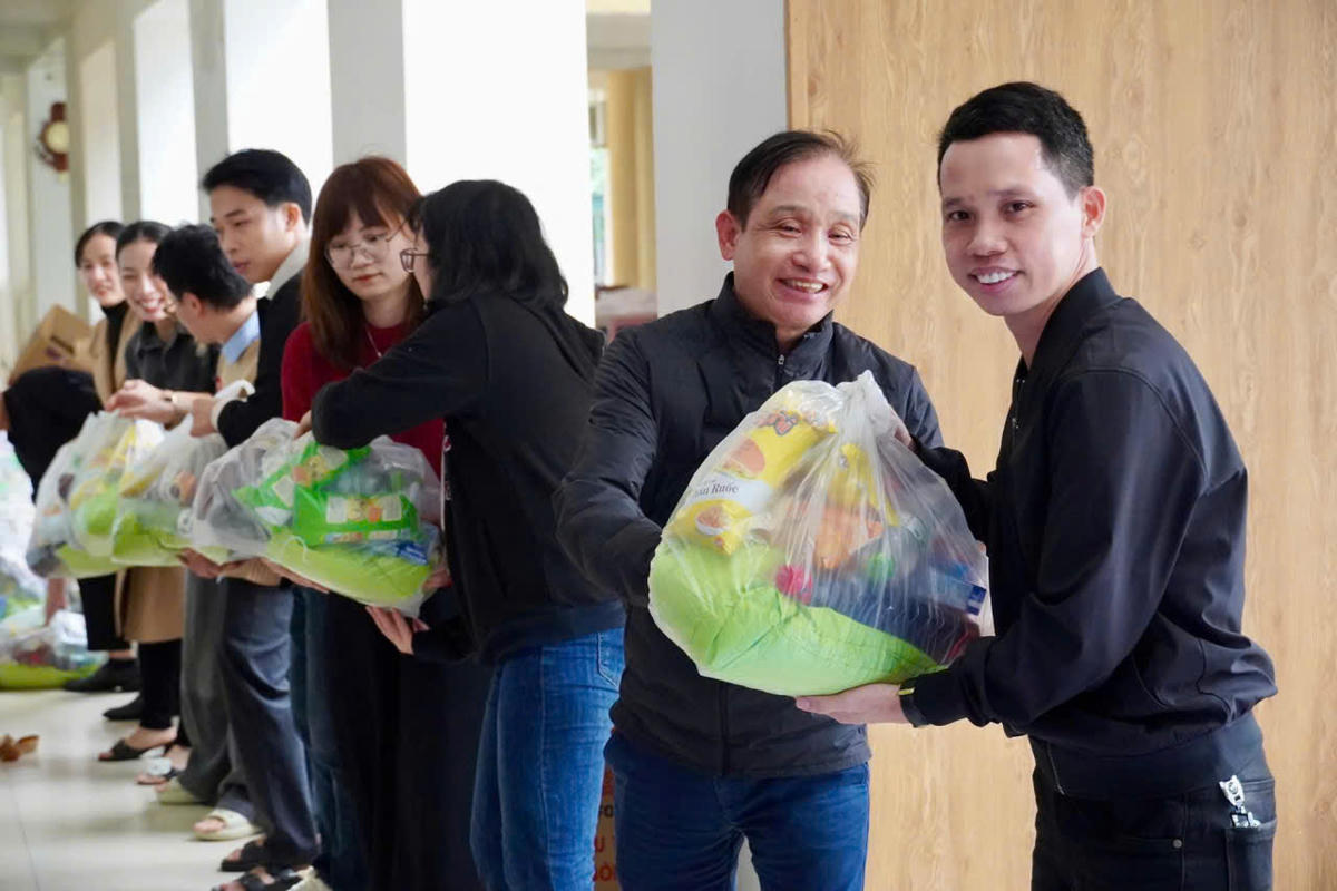 Thầy và trò Trường Đại học Luật, Đại học Huế chung tay hỗ trợ bà con miền Trung đang bị ảnh hưởng bởi mưa lũ. Ảnh: H.D.