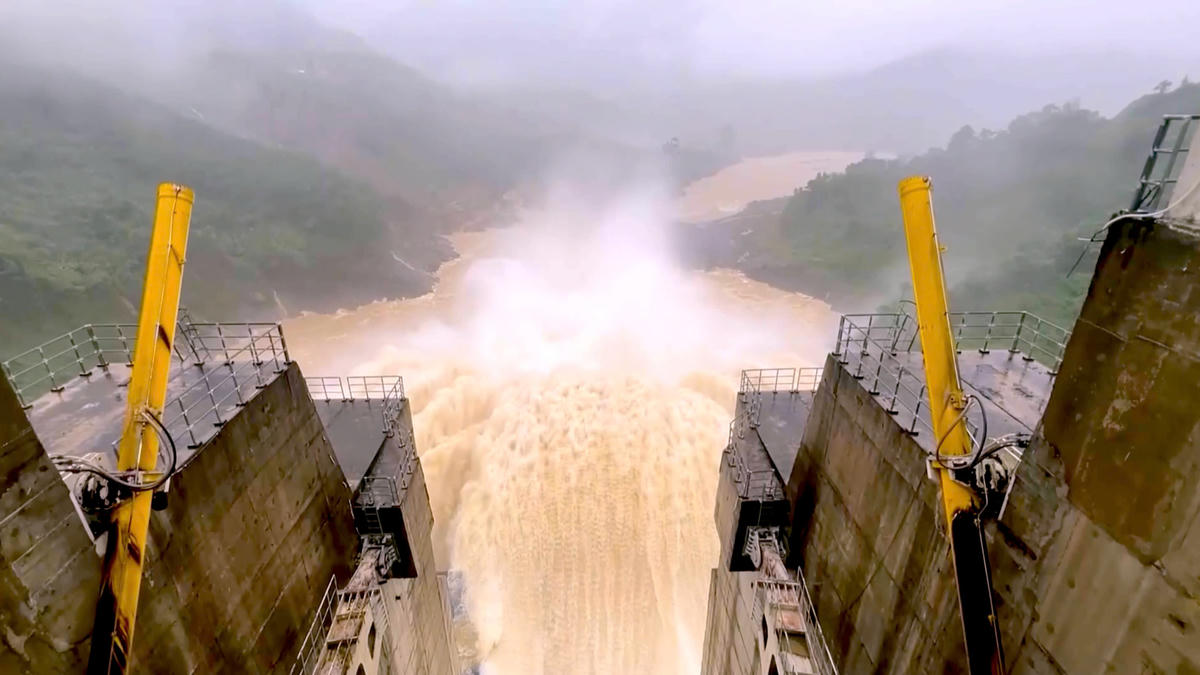 Một hồ thủy điện trên địa bàn TP Đà Nẵng điều tiết xả nước. Ảnh:  CV.