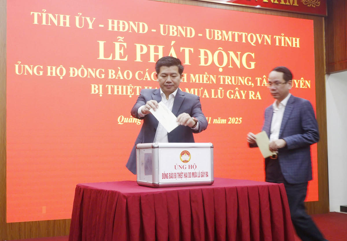 Phó Bí thư Thường trực Tỉnh ủy Trần Vũ Khiêm ủng hộ đồng bào các tỉnh miền Trung, Tây Nguyên bị thiệt hại do mưa lũ. Ảnh: Q.T.