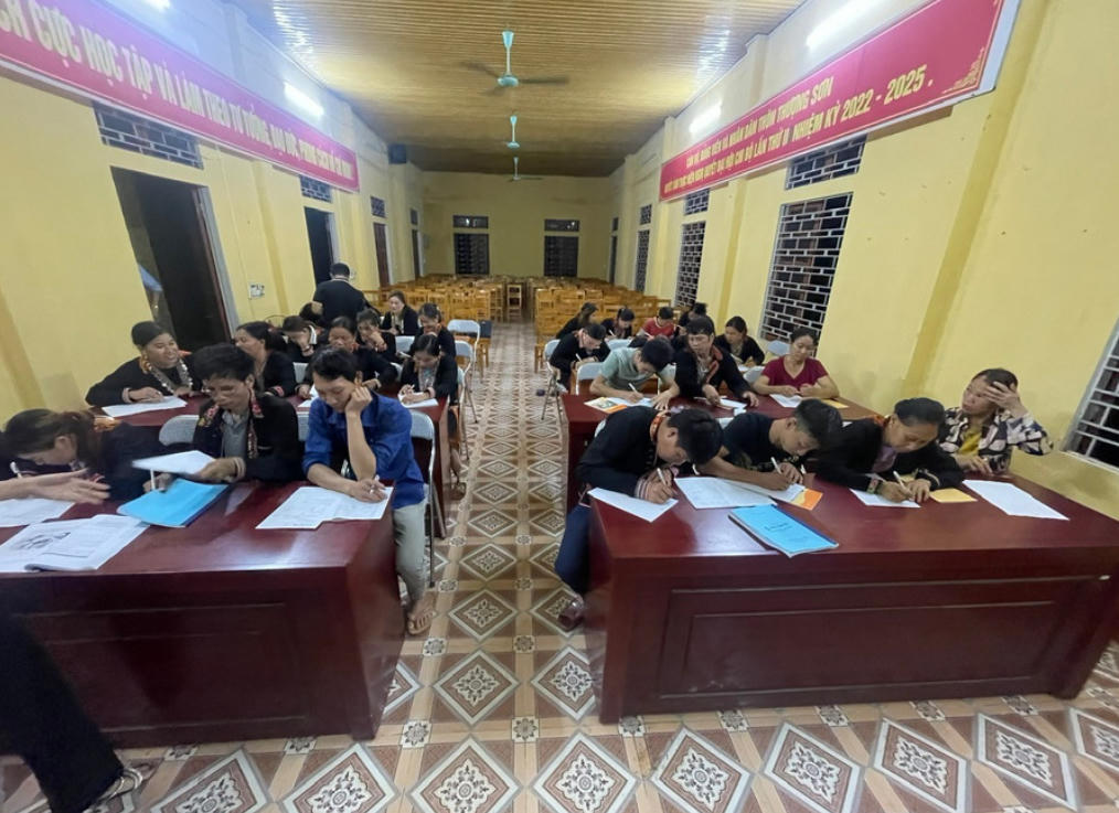 Không chỉ chính quyền địa phương, các cấp ban ngành mà những cán bộ giáo viên ở Lạng Sơn cũng tích cực vào cuộc, cùng nhau chung tay thực hiện công tác xóa mù chữ ở địa phương.