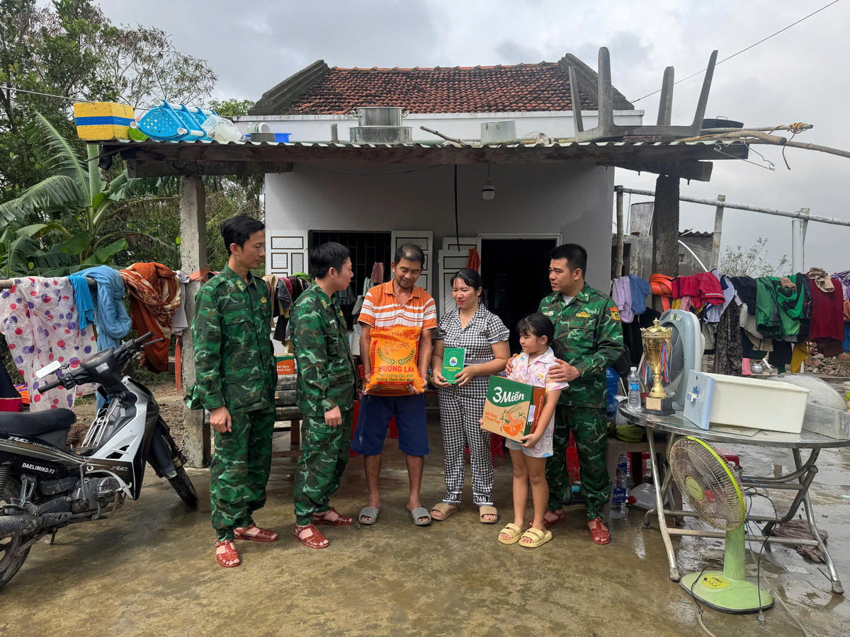 Đại tá Đỗ Quang Thấm Chính ủy Biên phòng Đắk Lắk thăm gia đình cán bộ chiến sĩ đang trực tiếp tham gia nhiệm vụ khắc phục hậu quả mưa lũ. Ảnh: Thanh Nga.