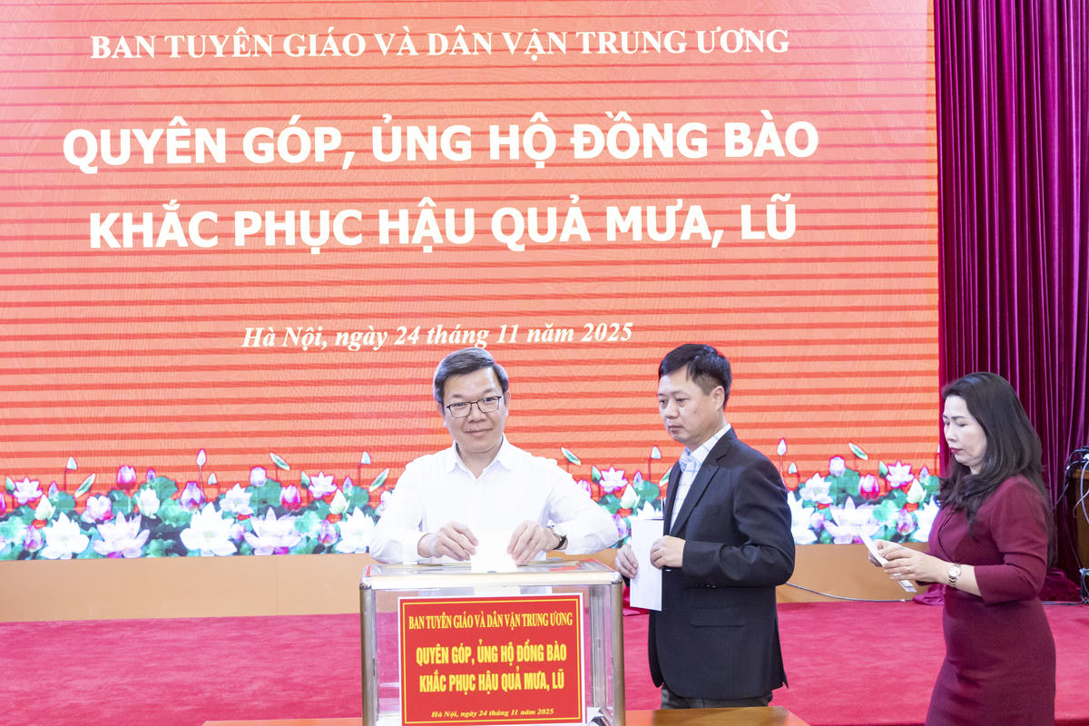 Cán bộ, công chức, người lao động&nbsp;Ban Tuyên giáo và Dân vận Trung ương quyên góp, ủng hộ đồng bào khắc phục hậu quả mưa lũ. Ảnh: Quang Vinh.