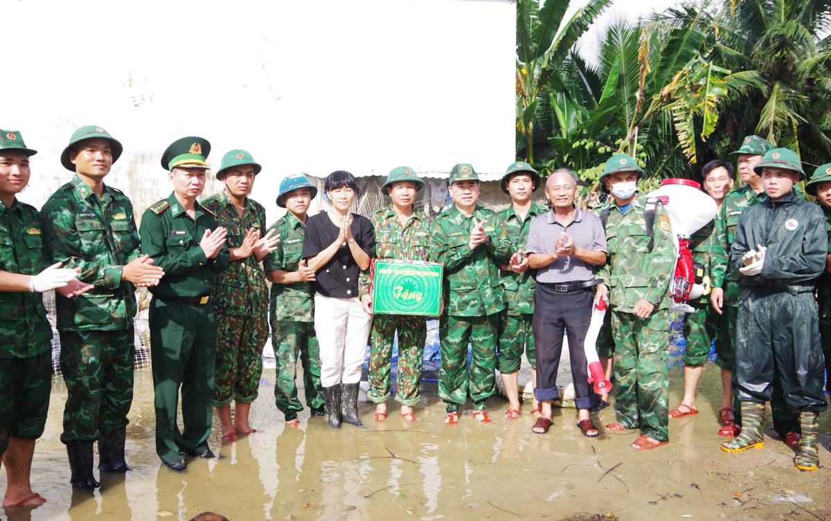 Thiếu tướng Võ Tiến Nghị trao quà động viên các tổ công tác đang trực tiếp giúp dân khắc phục sau mưa lũ. Ảnh: Văn Tân.
