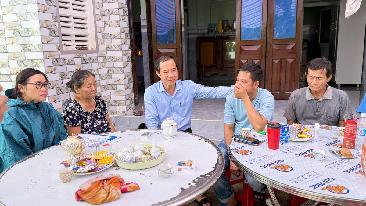 Ông Nguyễn Thái Học chia sẻ mất mát đối với gia đình hai cháu nhỏ tại xã Tuy An Đông thiệt mạng trong dòng nước lũ.  Ảnh: TQ.