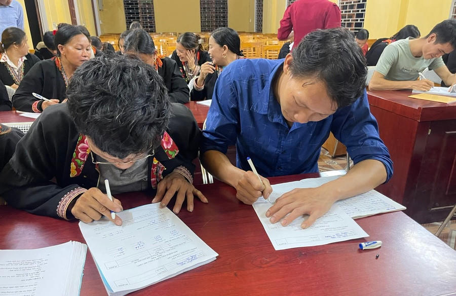 Vào mỗi buổi tối, căn nhà văn hóa thôn ở xã Văn Lãng lại sáng đèn. Đó là lớp học xóa mù chữ mà cô Chu Thị Xuyến cùng đồng nghiệp tổ chức cho bà con.