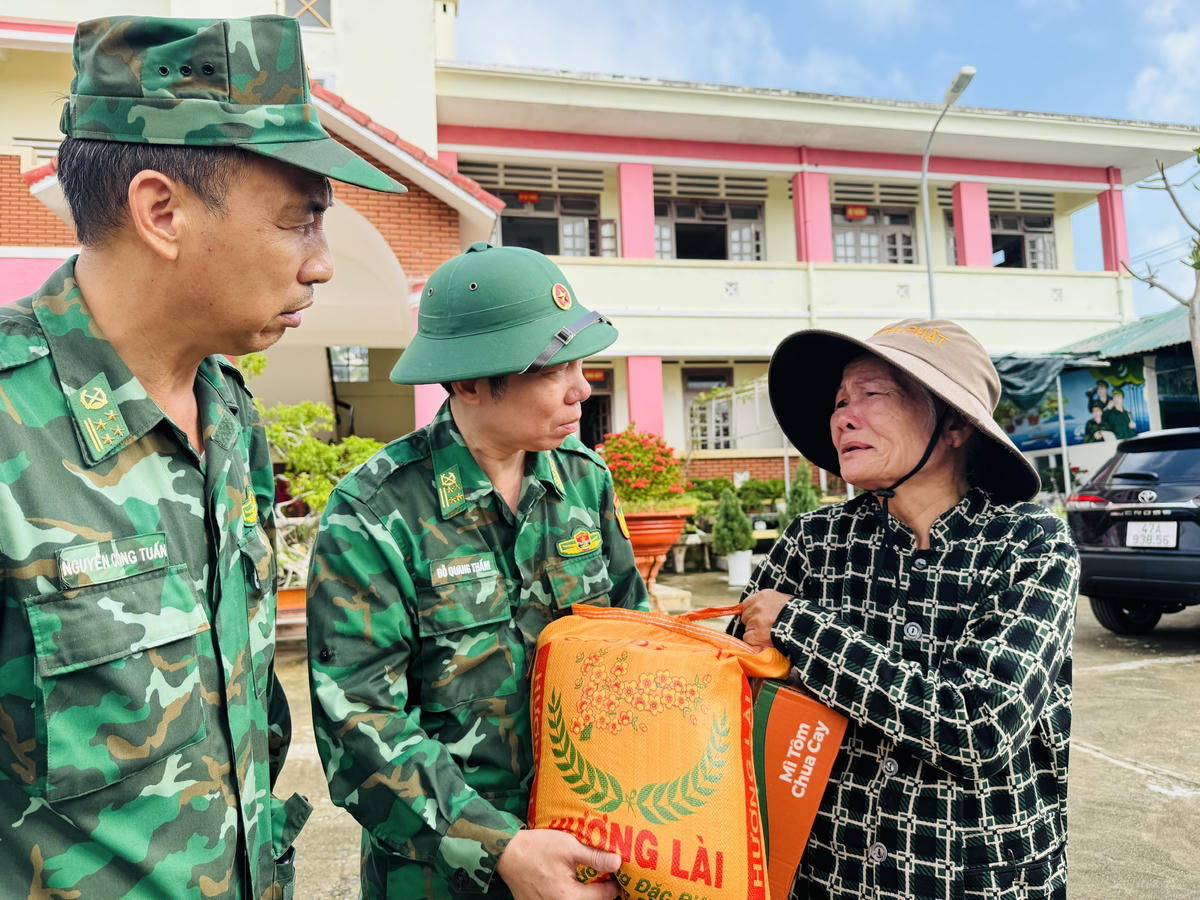 Đại tá Đỗ Quang Thấm, Chính ủy Biên phòng Đắk Lắk và Đại tá Nguyễn Công Tuấn, Phó chỉ huy trưởng - Tham mưu trưởng Ban chỉ huy BĐBP tỉnh Đắk Lắk, tặng quà gia đình có hoàn cảnh đặc biệt khó khăn. Ảnh: Thanh Nga.
