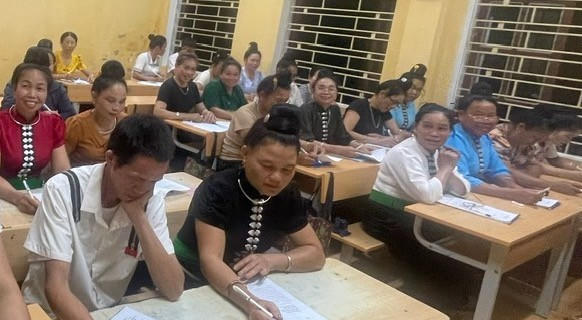 Công tác xóa mù chữ vốn không dễ, bởi phần lớn người học đều đang trong độ tuổi lao động. Họ phải lên nương, làm rẫy, chăm con, nên thời gian đến lớp rất hạn chế. Để đáp ứng điều kiện thực tế ấy, các thầy cô giáo tại các lớp xóa mù chữ linh hoạt sắp xếp lịch học vào buổi tối hoặc cuối tuần. Ảnh chụp: Lớp xóa mù chữ của cô Hà Thị Sen - Trường PTDTBT Tiểu học Bắc La (Lạng Sơn).