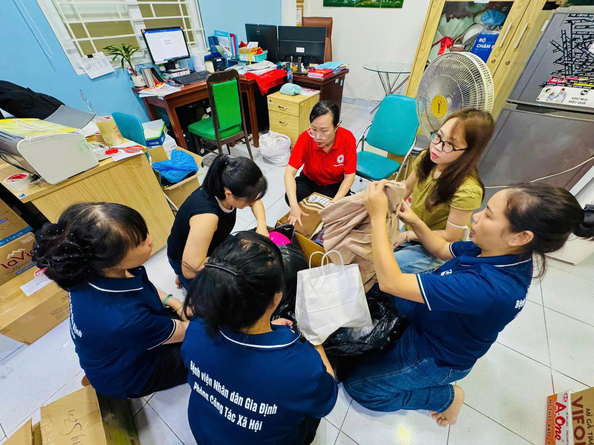 Nhân viên, người lao động Bệnh viện Nhân dân Gia Định chuẩn bị hàng hóa cứu trợ vùng lũ. Ảnh: BV