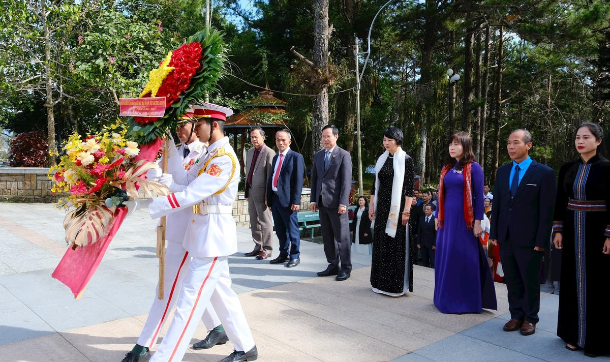 Ủy ban MTTQ Việt Nam tỉnh Lâm Đồng cùng các Đại biểu dâng hoa tưởng niệm các Anh hùng liệt sĩ. (ảnh V.Q)